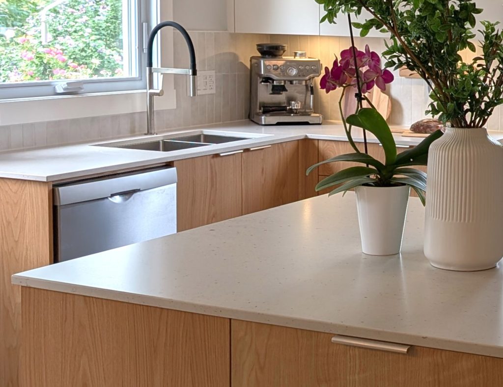 Tendances des comptoirs de cuisine pour 2026-2027 - La pierre, les matériaux de synthèse et le quartz