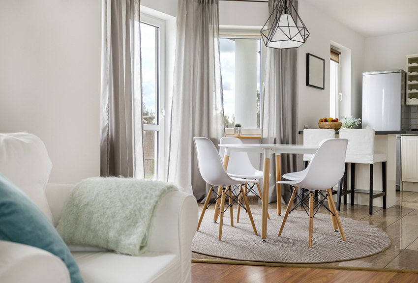 Concept à aire-ouverte qui combine le salon et la salle à manger