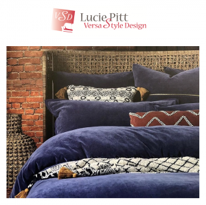 Design de chambre à coucher avec mur d'accent, literie et coussins