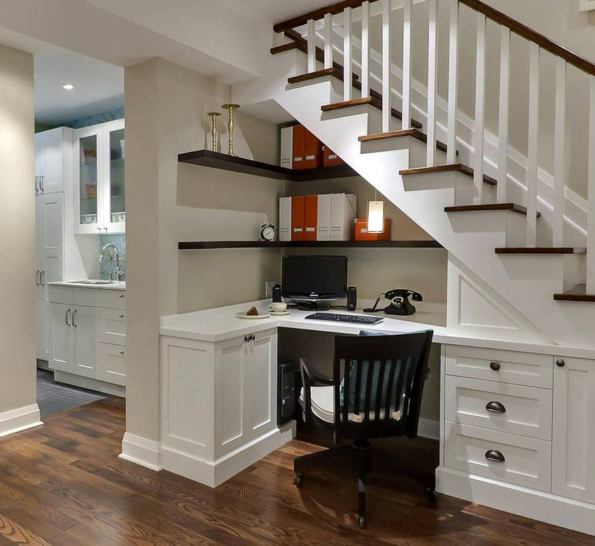 Sous un escalier