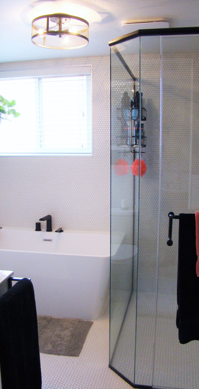 Black and White Bathroom Renovation in Montreal - Versa Style Design
