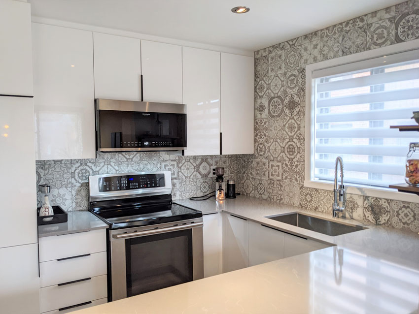 Design and renovation of a white and grey kitchen