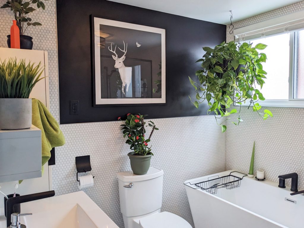 Black-and-White-Bathroom-Renovation-in-Montreal