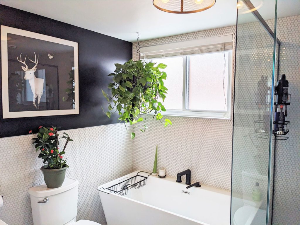Rénovation complète de salle de bain noire et blanche à Montréal