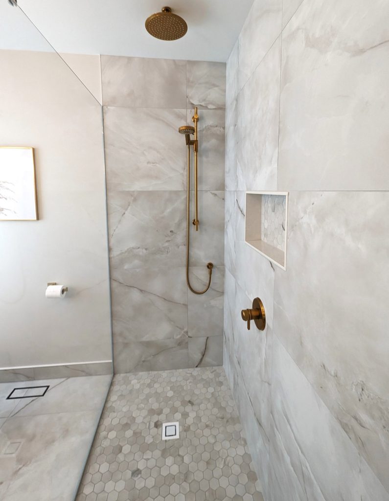 En-Suite-Master-Bathroom-Design-in-Pierrefonds