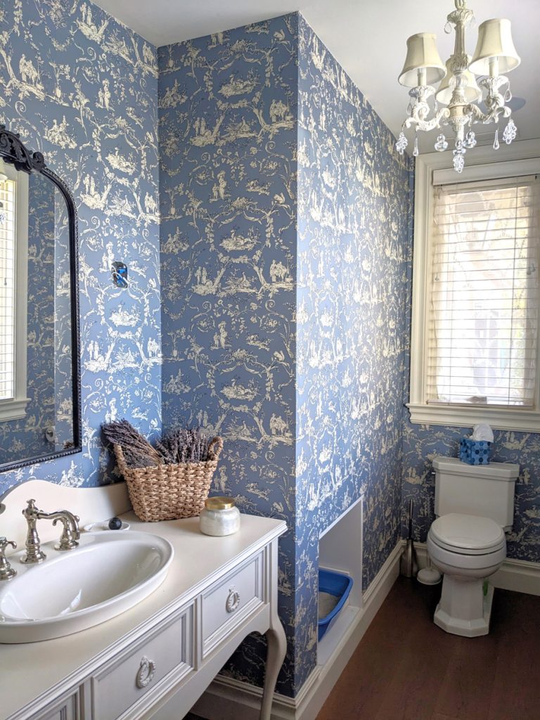 Traditional Blue Powder Room Design in Boisbriand