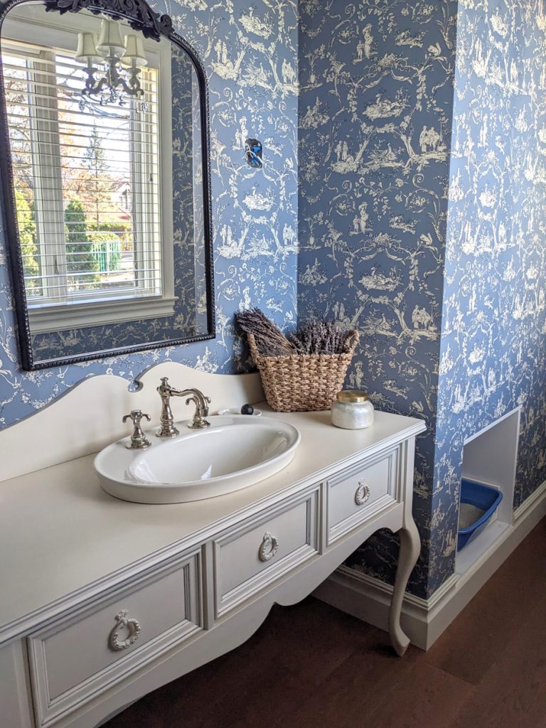 Traditional Blue Powder Room Design in Boisbriand