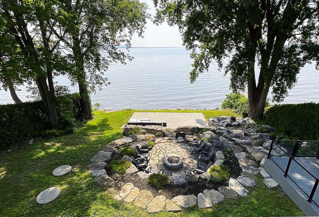 Portfolio de design extérieur et d'aménagement de terrasses en bord de lac à Saint-Placide-Oka