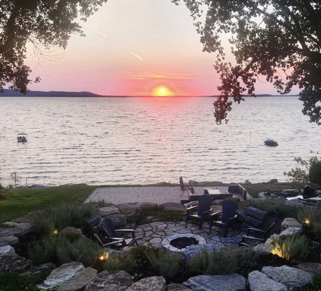 Portfolio de design extérieur et d'aménagement de terrasses en bord de lac à Saint-Placide-Oka