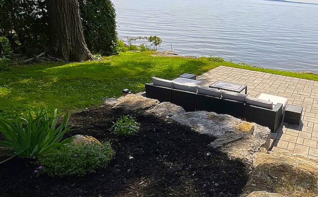 Portfolio de design extérieur et d'aménagement de terrasses en bord de lac à Saint-Placide-Oka