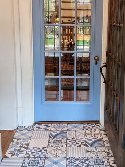 Craftsman home entryway vestibule design in Montreal