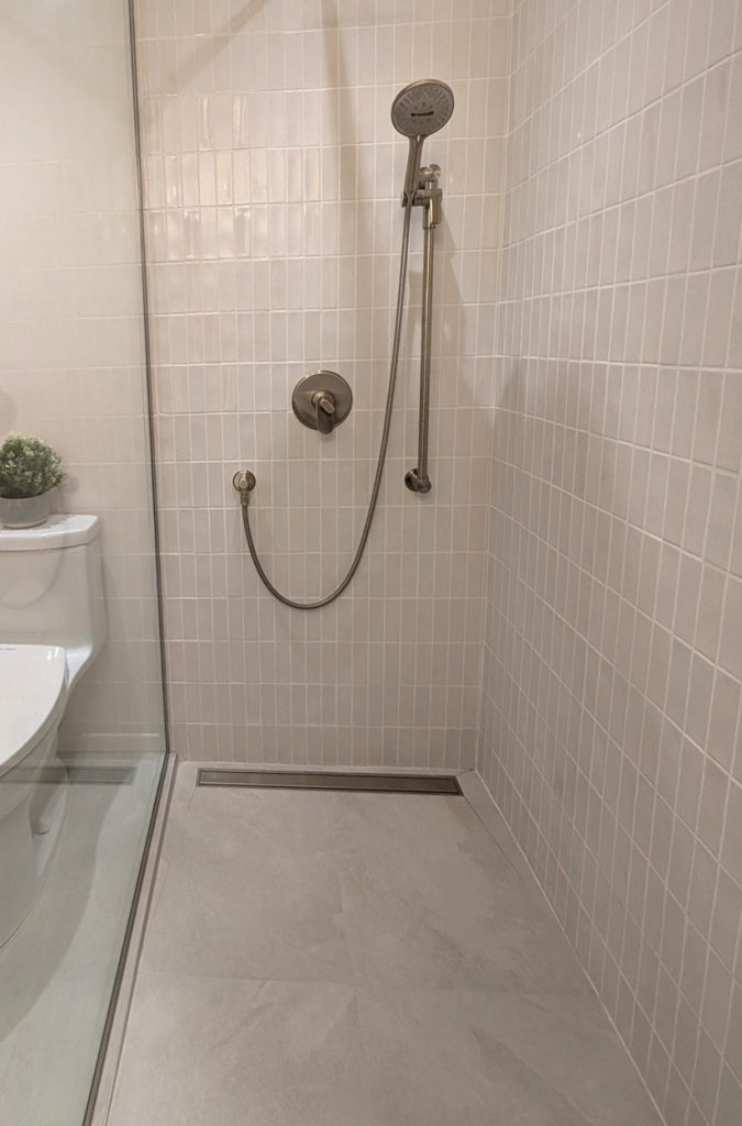 Portfolio de rénovation de salle de bain épurée par Versa Style Design