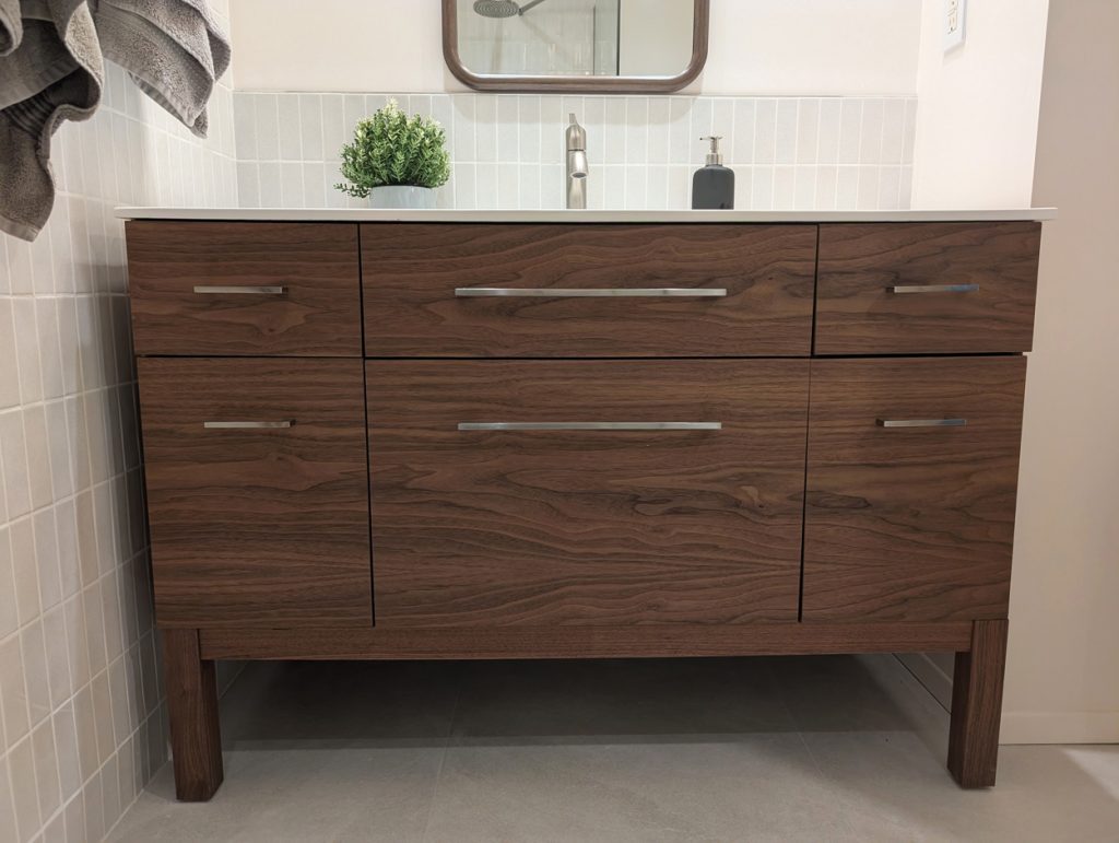 Portfolio de rénovation de salle de bain épurée par Versa Style Design